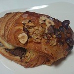 パリアッシュ - 繊細なサクサク生地に風味良く分厚いショコラ、パンオショコラノワゼット240円