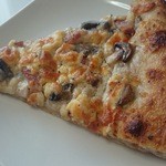 パリアッシュ - 香ばしく味わい深い生地も最高、生ベーコンとシャンピニオンのタルトフランベ260円