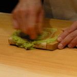 こま田 - まずは山葵をすりおろす