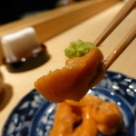 こま田 - 軽い塩味の雲丹に山葵を載せて