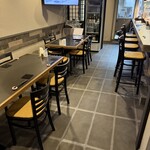 居酒屋 誠 - テーブル2とカウンター7席