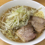 ラーメン二郎 - ラーメン 700円　麺半分・ヤサイ少なめ・ニンニク