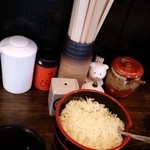 讃岐饂飩 恩家 - 天かすと調味料たち