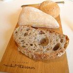 キュイジーヌ[s] ミッシェル・トロワグロ - 2010/04 パン。