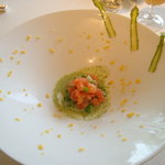 キュイジーヌ[s] ミッシェル・トロワグロ - 2010/04 サーモンのタルタルとアスパラガス　ハーブのラッシー。