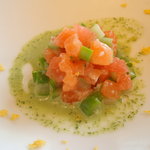 キュイジーヌ[s] ミッシェル・トロワグロ - 2010/04 サーモンのタルタルとアスパラガス　ハーブのラッシー。