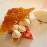 キュイジーヌ[s] ミッシェル・トロワグロ - 2010/04 イチゴのマリネの軽いミルフィーユ　シトロネルのグラス。