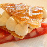 キュイジーヌ[s] ミッシェル・トロワグロ - 2010/04 イチゴのマリネの軽いミルフィーユ　シトロネルのグラス。