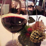 Rabure - グラスワイン（赤）　テーブルの飾りも素敵。