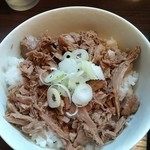 麺屋 むどう - チャーシュー丼　上品な甘さの味付けです。