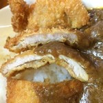 らーめん優月 - 【2015年01月】カツカレー(ランチタイム）のカツの断面、チョット薄目ですが、オーライです(^^ゞ