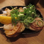 立ち呑みのさのや - 焼帆立 1本　200円 (2015.4.11)