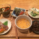 山介 - 【2015年5月追加】前菜の盛合せ（右上から時計回りに、ジュンサイ、栄螺の煮物とサワガニの唐揚げ、インゲンの白和え、鰻の肝、自家製豆腐のあんかけ、蛍烏賊）