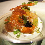 エクアトゥール - 蛤、トコブシのグリーンピースピューレ、牛スネと昆布のダブルコンソメとキャビア　雲丹