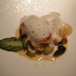 エクアトゥール - 活けオマールポアレ、モリーユとアスパラ、レモン白ワインソースとアーモンド