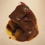 エクアトゥール - フォアグラ炭火焼き、ホタルイカソース、新じゃがいもとトマトコンフィのロースト