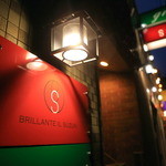 BRILLANTE IL SUZUKI - 壁に掛けられた真っ赤な看板が目印