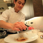 BRILLANTE IL SUZUKI - スーシェフの後藤君がサマートリュフをスライス