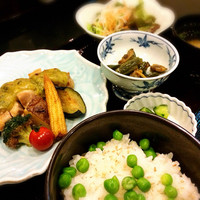 和食處　雲海 - ピースご飯が旬。プチプチしたグリーンピースと白ごまが白飯の甘さを一段と引き出していました。しっとりと焼き上がった鶏胸肉は、素揚げしたお野菜とともに。