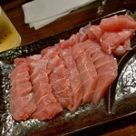 酔い処 誠 - ・生キハダマグロ刺身
やっぱり生の鮪は違うね！
身がモチモチしていて旨味も強い♪
贅沢だわ〜(⁠ʃ⁠ƪ⁠＾⁠3⁠＾⁠）
おろしニンニク付いてたから試してみたら意外と合う！何でも試してみるもんですね笑
