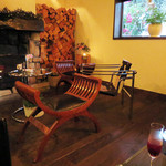 金蔦 - まず、最初は入口入ってすぐのところにあるウェイティングバーで、
      食前酒を頂きます。
      ワインをレモネードで割った爽やかなドリンクでした。
      