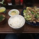 肉野菜炒め定食（肉野菜炒め＋ライス＋味噌汁）