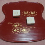 金閣寺不動釜茶所 - 金粉が入った干菓子