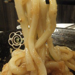 はなまるうどん - 麺リフト。麺が太いです(2015.5.14)