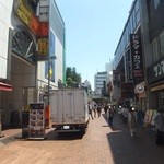 はなまるうどん - お店はこの通り、左側のビルにあります(2015.5.14)