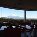 富士川サービスエリア（下り線）レストラン - 店内どのお席からも雄大な富士山を望むことが出来ます