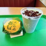 マクドナルド - ドリンク写真:月見マフィンとクッキー＆チョコミントフラッペ(ホイップなし)