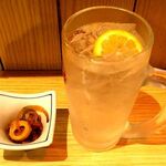 立呑み晩杯屋 - ドリンク写真:「チュウハイ」(250円)と、前回レシートのサービスチケットでもらえる一品