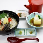 富士川サービスエリア（下り線）レストラン - 当店イチオシの「鯛茶漬け」はそのままでも、自家製のだし汁でさっぱりとお茶漬け風にもお好みでお召し上がり下さい