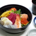 富士川サービスエリア（下り線）レストラン - 料理写真:海の幸が満載の当店一番人気の「海鮮丼」です
