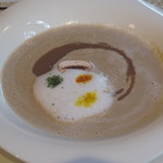 冬虫夏草、菊の花、パセリの粉末を乗せて彩りを添えたもの