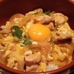 みまつ - 親子丼には大きめの鶏肉がゴロゴロ。