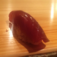 江戸前鮓 すし通 - 鰹。
                今までに食べたことのないカツオでした。
                熟成させることで独特の臭みが無くなってます。