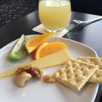 ANA SUITE LOUNGE - チーズとハニーナッツ