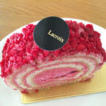 上の飾りは紙のプレートです。チョコかと思ってちょっと期待してしまった…。