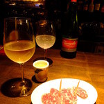 PIZZA PAZZA Italiana - マストロ・グレコ：白ワイン：グラス：800円+生ハムの大様　クラッテロサラミ：780円(’15.05月)
