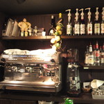 PIZZA PAZZA Italiana - 店内　カウンター席よりコーヒーマシーン　カッコイィ