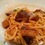 濃厚魚介らぅ麺 純 - ゴロットしたチャーシューとしなちく。下にたまってるえび油よく絡めて」。