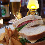 テディ・ルーズヴェルト・ラウンジ - パストラミのグラハムサンドウィッチ、フライドポテト添え