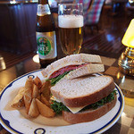 テディ・ルーズヴェルト・ラウンジ - パストラミのグラハムサンドウィッチ、フライドポテト添え（￥1300）