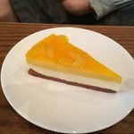 カフェ オン ザ ルーフ - マンゴーレアチーズケーキ４００円也