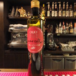 PIZZA PAZZA Italiana - 前菜にオリーブオイルを目の前でかけて下さり美味しさupですね