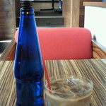アネアカフェ - ランチセットのドリンク（アイスカフェオレ）とボトルがかわいいガムシロップ