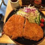 鎮守の森 - びっくりトンカツのiPhone4Sと大きさ比較