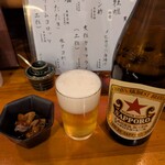 焼鳥 燈籠 - お通しと赤星中瓶（650円）。