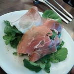 AU GAMIN DE TOKIO table - 前菜：生ハムとルッコラのサラダ♪